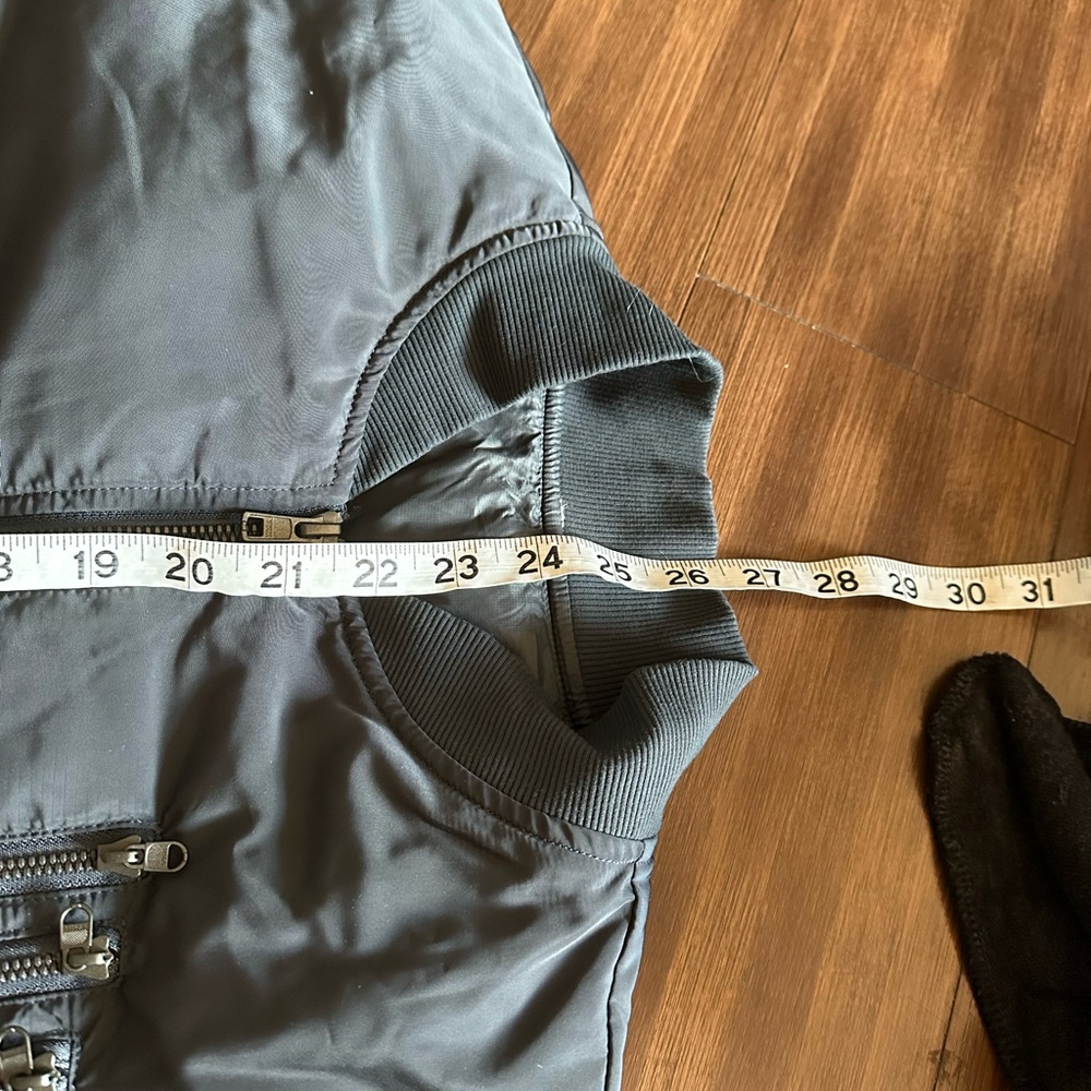 ALO Yoga Squad Jacket (Grey)
Bomber jacket 
Fits like a medium - Picture 7 of 9